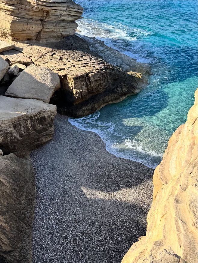 Nádherná pláž TRIOPETRA na jižním pobřeží Kréty, která je pojmenovaná podle 3 skal vystupujících z moře. Z rána jsme tam...